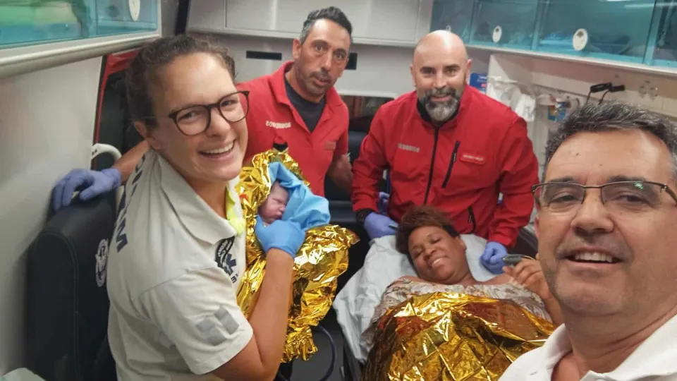 "Bem de saúde". Bombeiros de Ílhavo ajudam bebé a nascer em ambulância