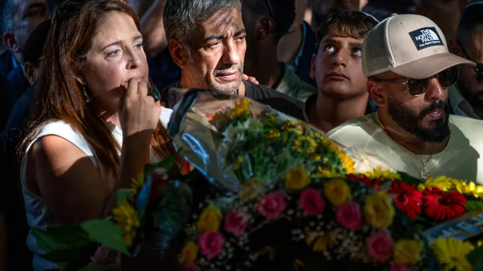 Centenas de pessoas despedem-se de refém luso-israelita Idan Shtivi