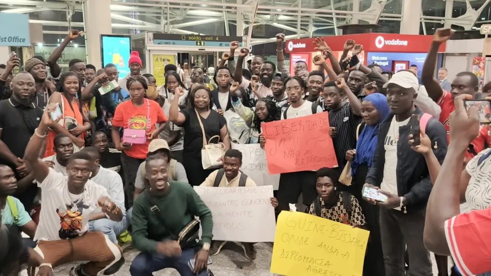 "Mais de 30 estudantes" guineenses autorizados a sair do aeroporto