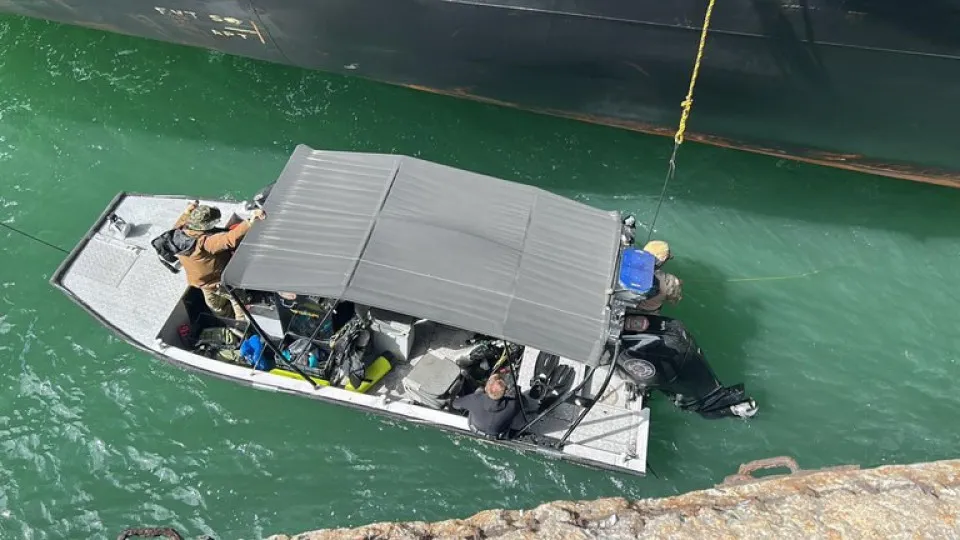 Mergulhadores descobrem droga em casco de navio no Brasil. Vinha para cá
