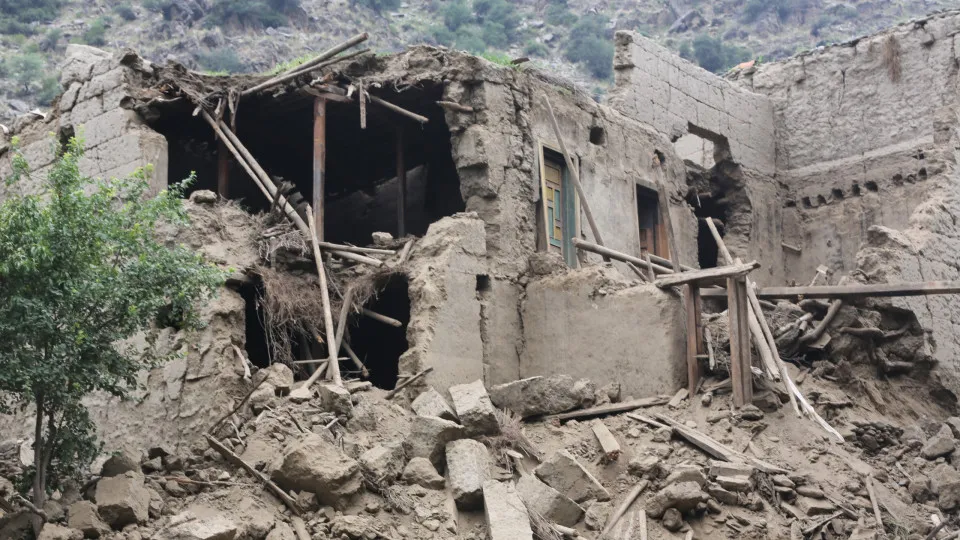 Sobe para 1.124 número de mortos causados por sismo no Afeganistão