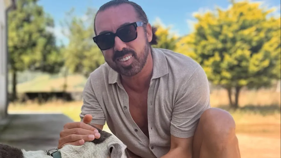 Flávio Furtado encontra e ajuda cadela vítima de maus-tratos. "Crueldade"