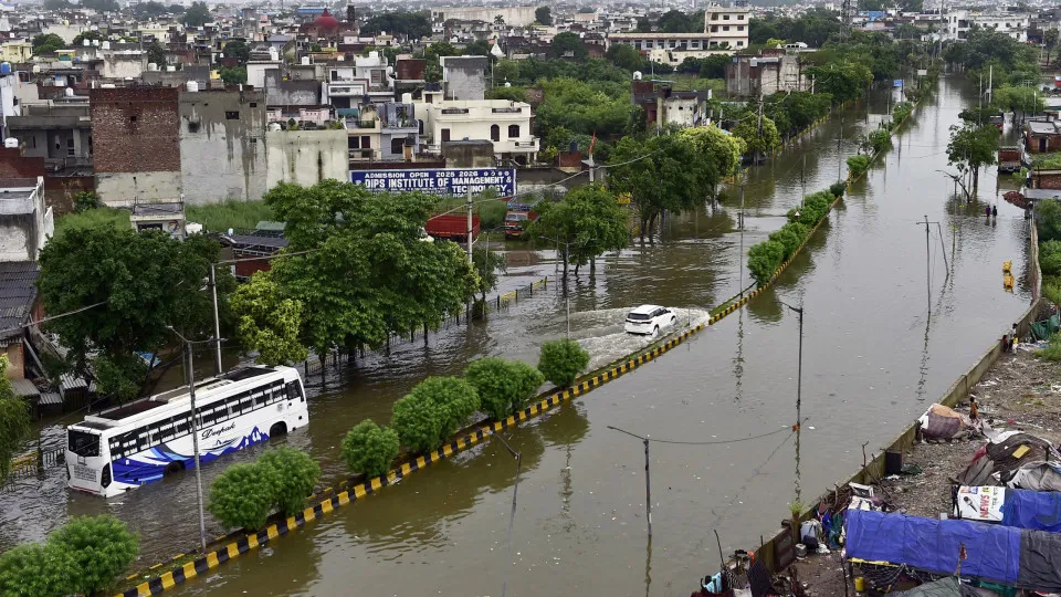 Pelo menos 29 mortos num "dos piores" dilúvios em décadas em Punjab