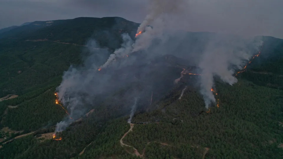 Seis aldeias evacuadas no noroeste da Turquia devido a dois fogos