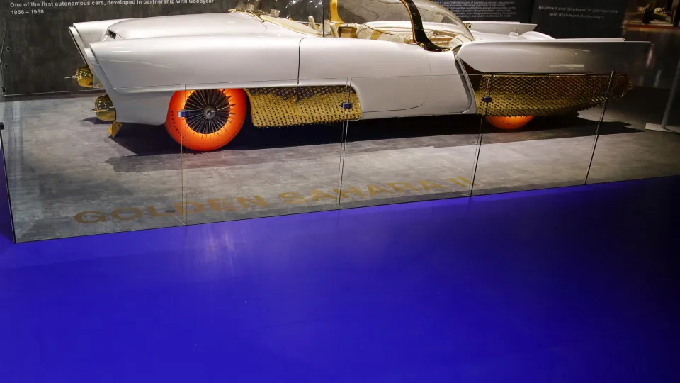 Este carro futurista dos anos 50 com pneus iluminados vai a leilão