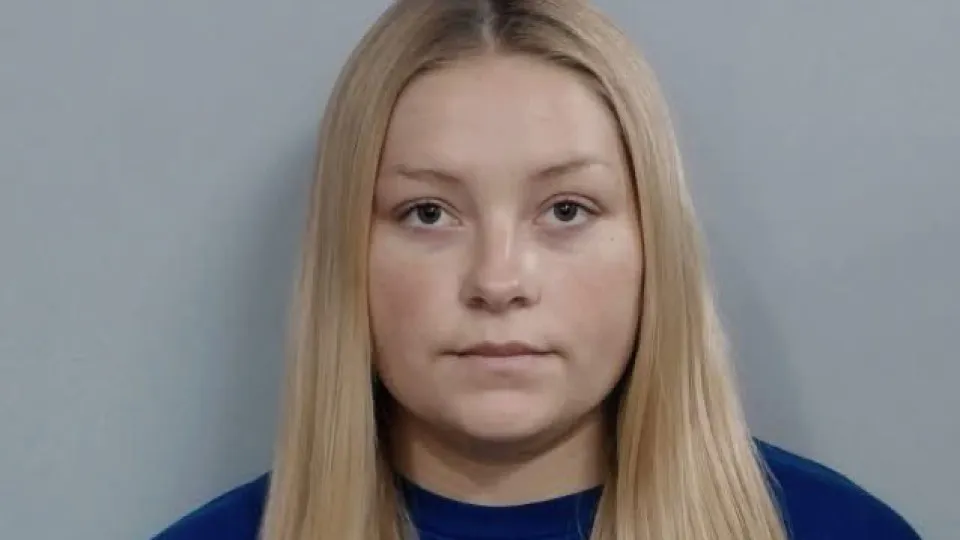 'Cheerleader' acusada de esconder corpo de bebé em armário nos EUA