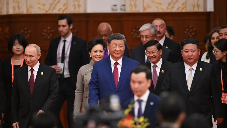 China mostra mísseis nucleares, drones e lasers a Xi, Putin e Kim