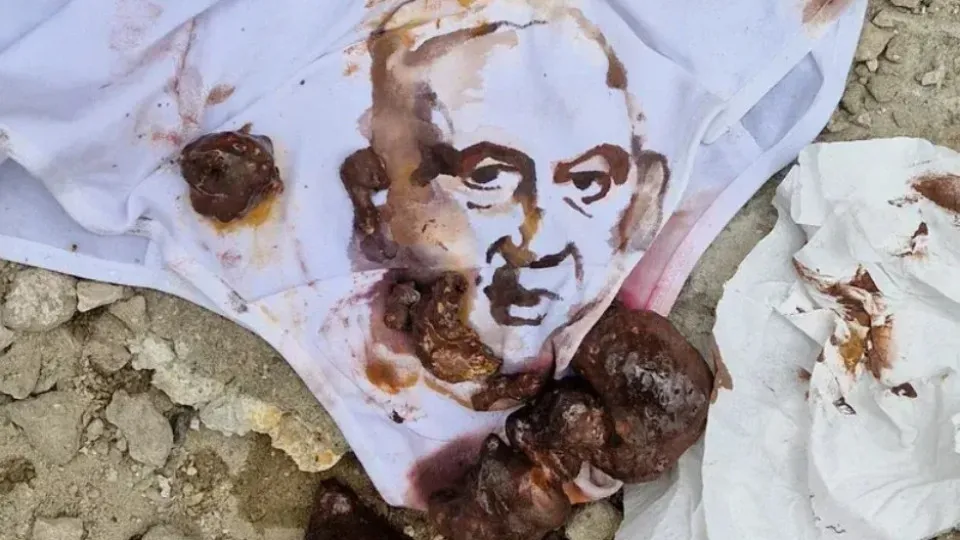 Bordalo II cobre "Benjamin Shitanyhau" de fezes (depois de Trump e Putin)