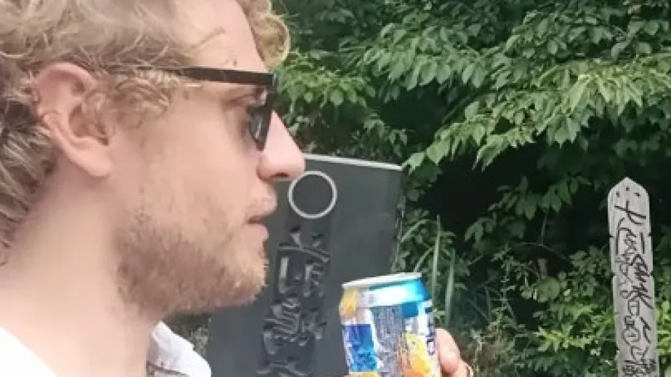 Australiano bebe (e arrota) cerveja deixada numa campa no Japão