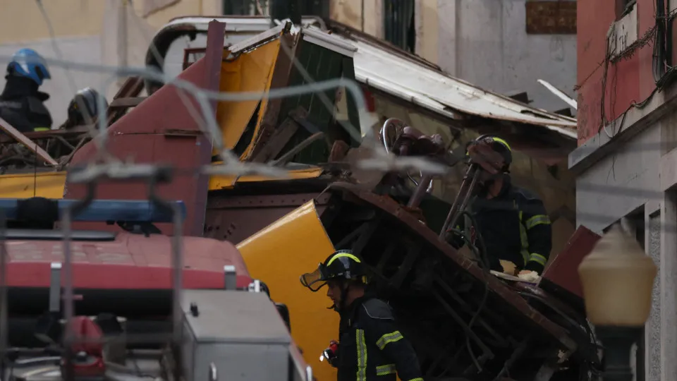 Bombeiros continuam a retirar vítimas do Elevador da Glória