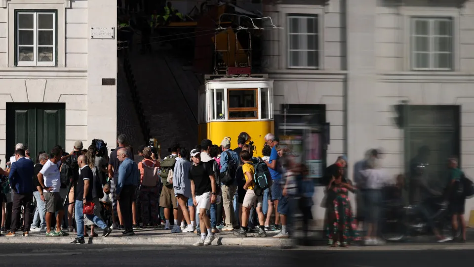 Elevador da Glória. Moçambique solidário com Lisboa e países com vítimas