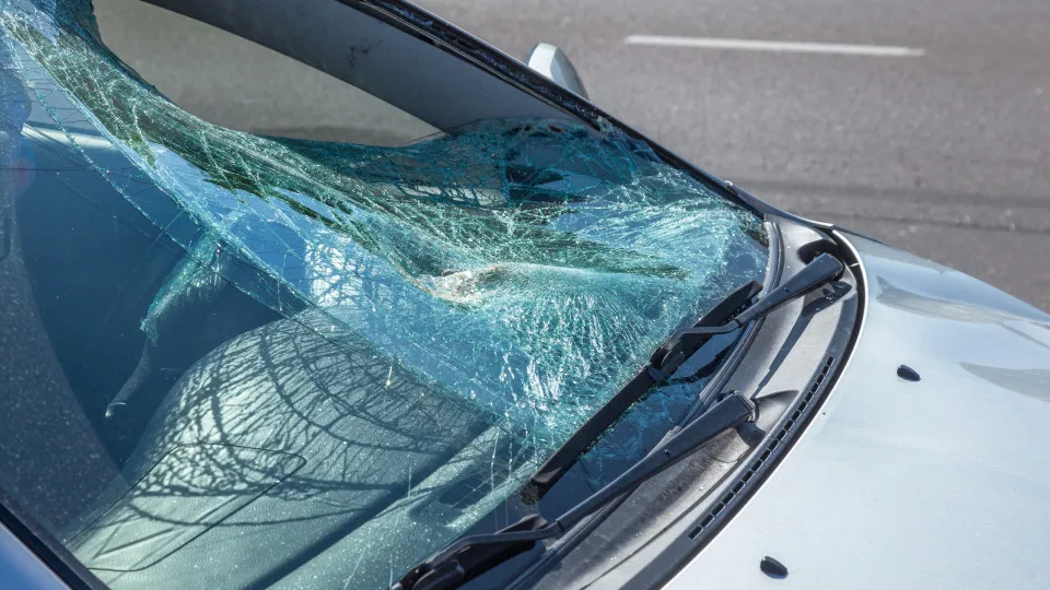 Vidros do carro partidos podem dar multa e pôr a segurança em risco