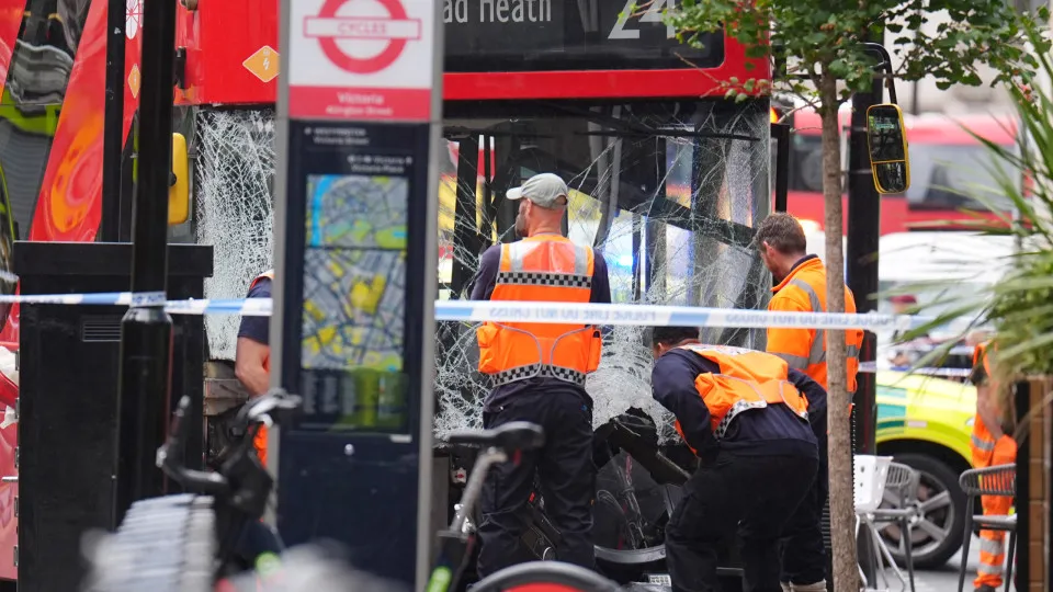Pelo menos 17 feridos no despiste de autocarro em Londres