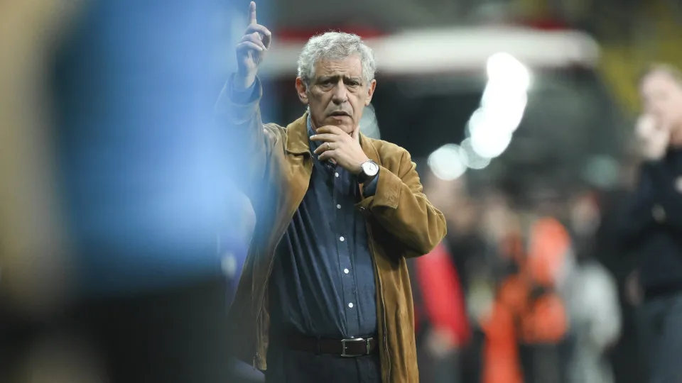 "Futebol cobarde". Fernando Santos à beira de despedimento no Azerbaijão
