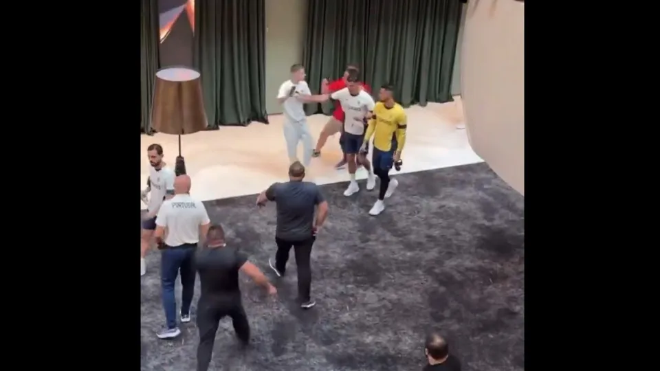 Cristiano Ronaldo perde a paciência e empurra adepto no hotel da seleção