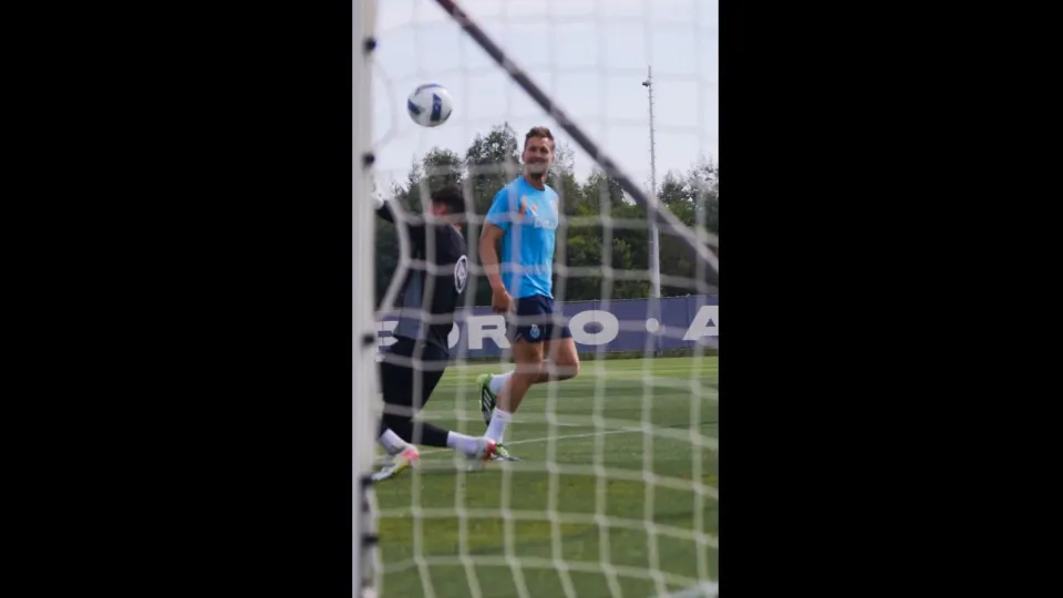 Luuk de Jong brilha no treino do FC Porto com estas duas finalizações