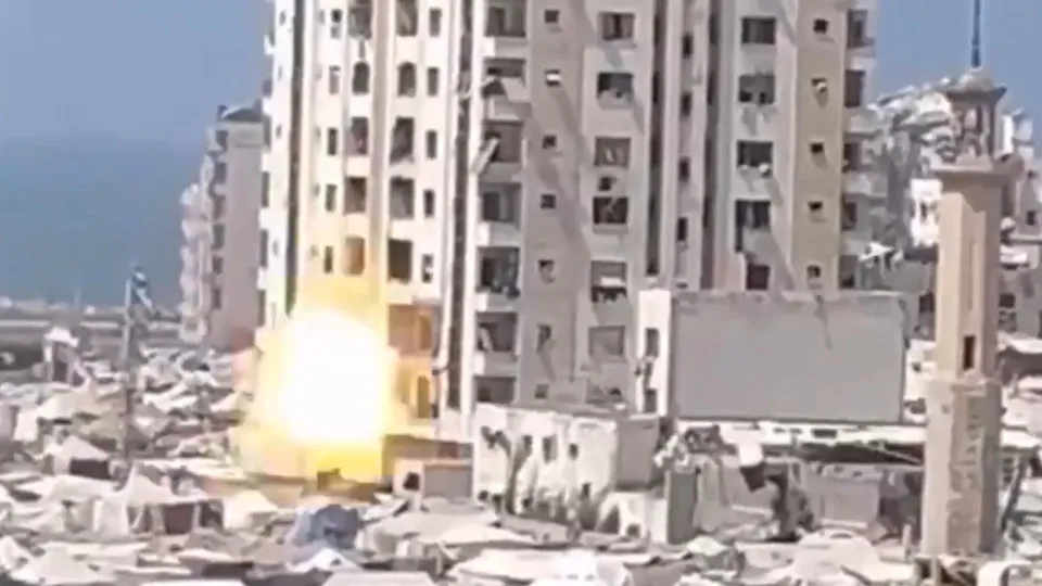 Veja o momento em que um edifício em Gaza colapsa após ataque israelita