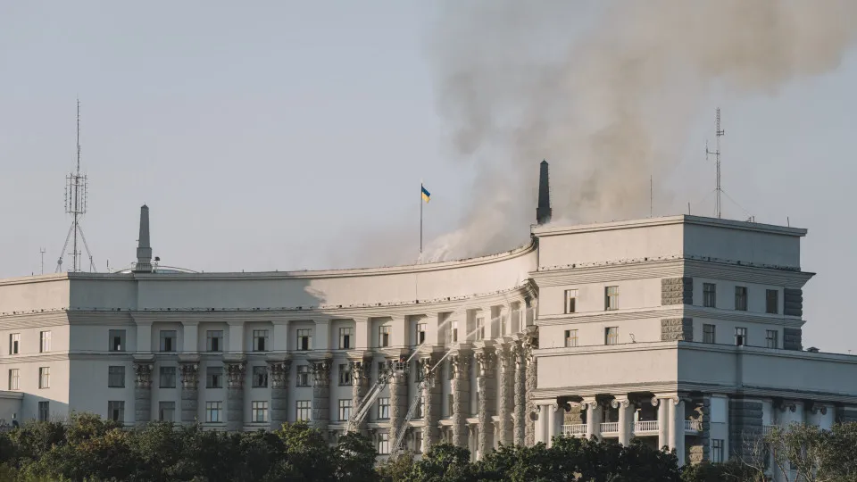 "Troçar da diplomacia". Europa condena ataque que atingiu governo em Kyiv