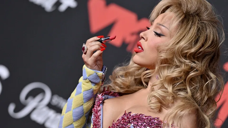 Doja Cat comeu o batom na passadeira vermelha? Saiba toda a verdade