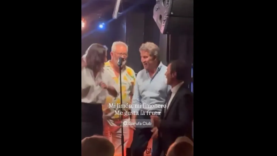 Feijóo atira farpas a Sanchéz em karaoke com infame "gosto de fruta"