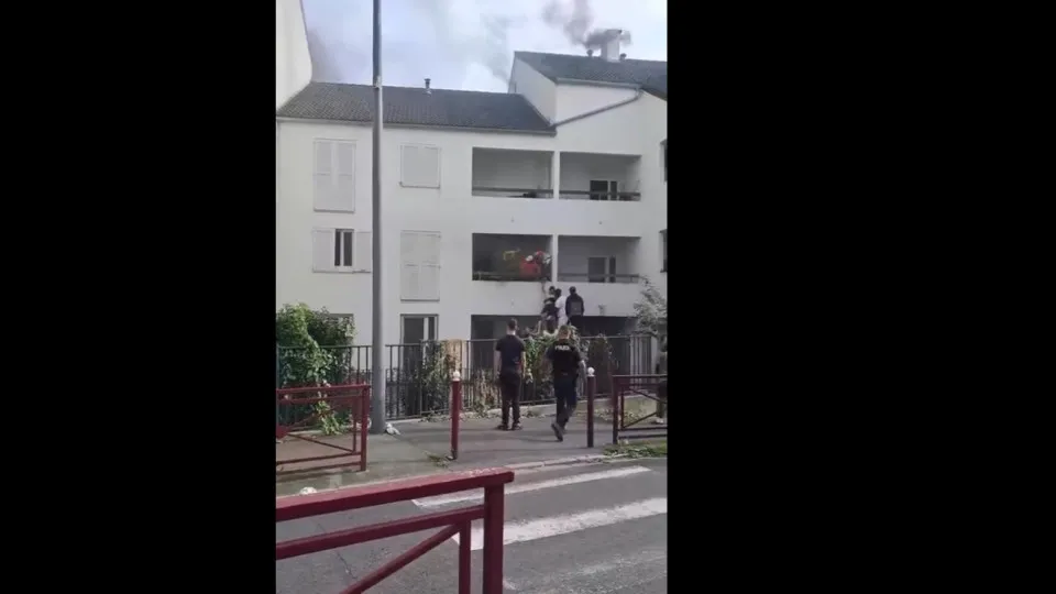"É preciso coragem". Jovens sobem edifício em chamas para salvar mulher