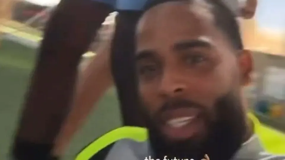 Sozinho a treinar, St. Juste 'encontra' os novos Quenda e Ronaldinho