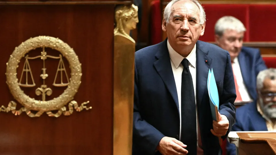 Primeiro-ministro francês apresenta formalmente demissão a Macron