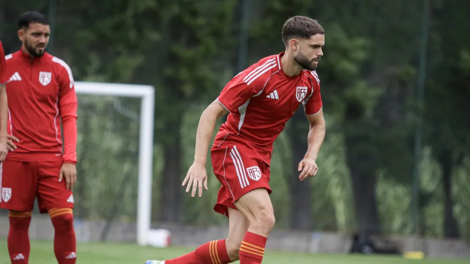 Defesa espanhol do AVS fraturou perónio e vai ser operado