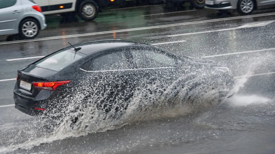 Regresso da chuva deixa estradas mais perigosas. Os cuidados a ter