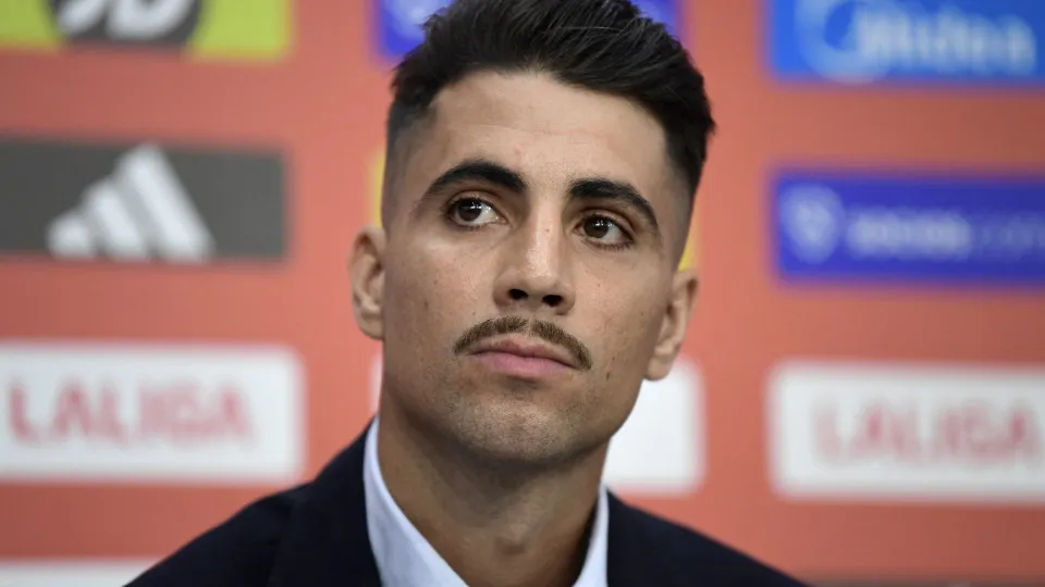 Fábio Cardoso comparado a ex-Sporting na apresentação no Sevilla