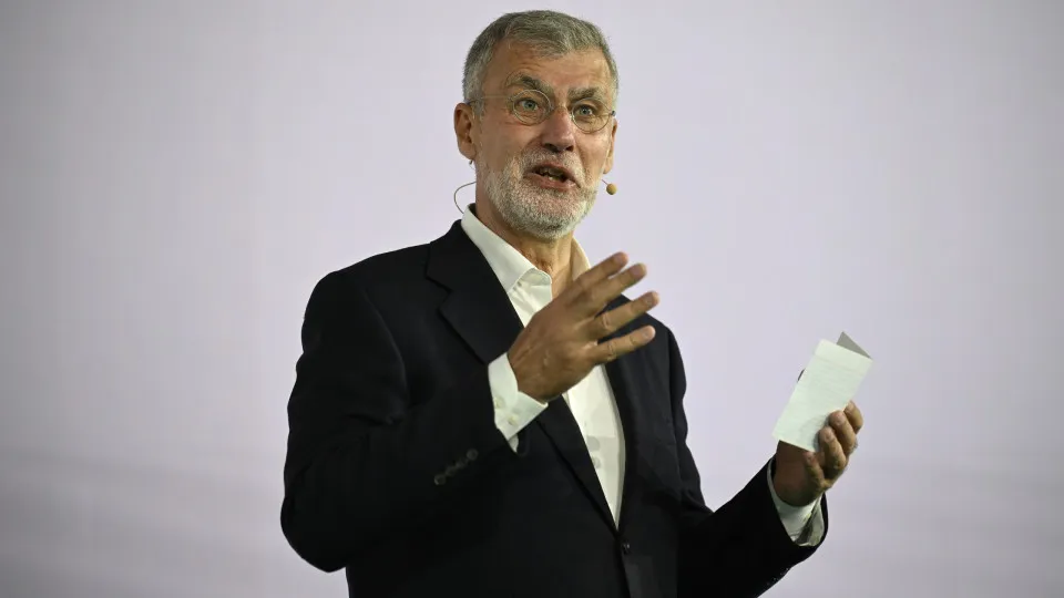 "Só sociedade mais coesa poderá apreciar liberdade que democracia dá"