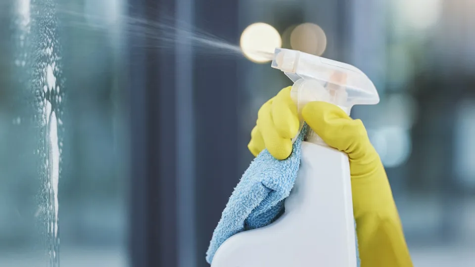 Passou uma vida inteira a usar mal os produtos de limpeza em spray