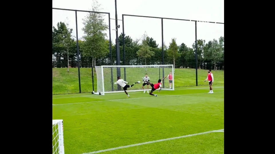 Alexander Isak ainda não se estreou, mas já faz 'estragos' no Liverpool