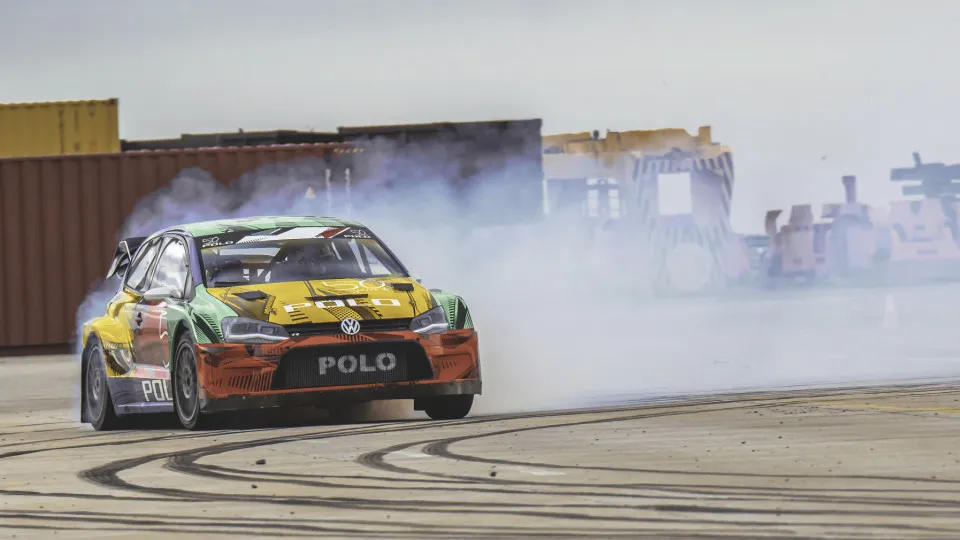 Meio século do Volkswagen Polo celebrado com 'drifts'. Eis o vídeo