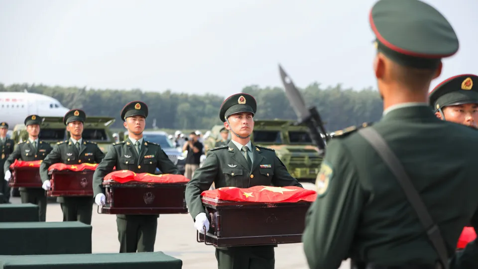 China recebe restos mortais de trinta soldados mortos na Guerra da Coreia