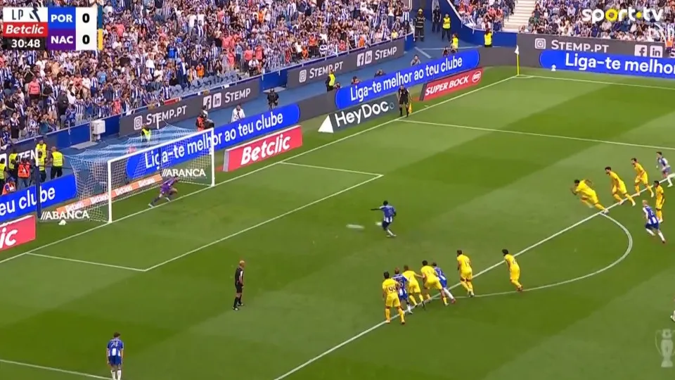 VAR chamou e Luís Godinho assinalou penálti, que deu golo a Samu