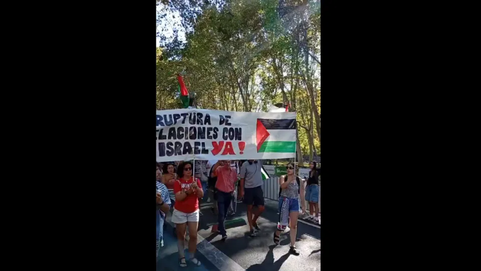 Manifestantes pró-Palestina invadem etapa e interrompem Volta a Espanha