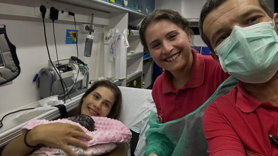 Bebé nasce em ambulância "a poucos minutos do hospital" em Vale de Cambra