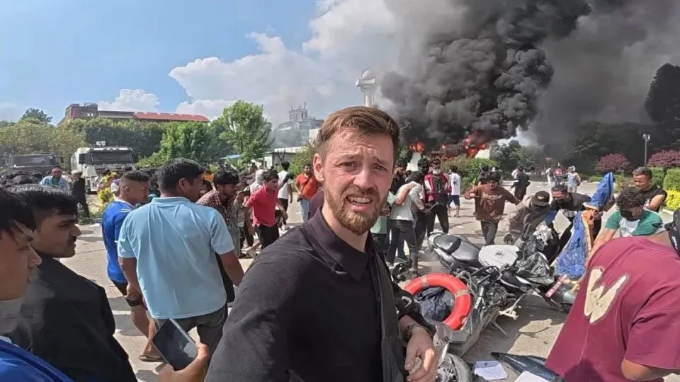 Britânico chega ao Nepal no dia de protestos e torna-se viral: "Loucura"