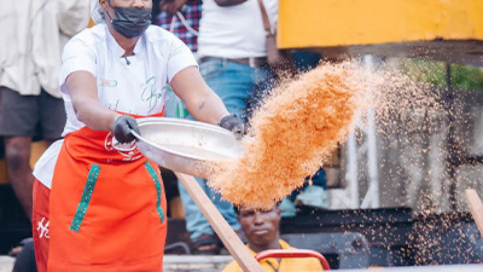 Novo recorde Guinnes: O "maior arroz jollof nigeriano" do mundo