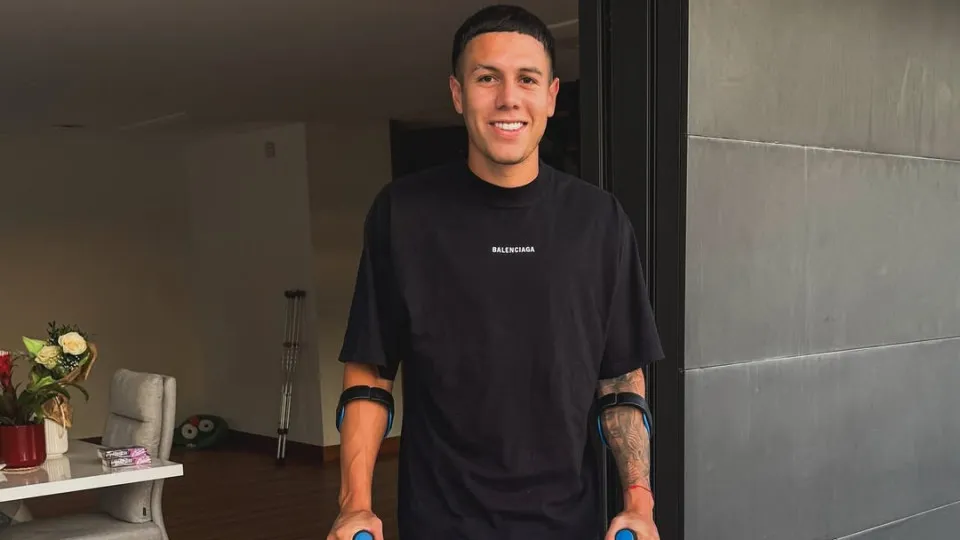 Nehuén Pérez mostra-se aos adeptos do FC Porto após intervenção cirúrgica
