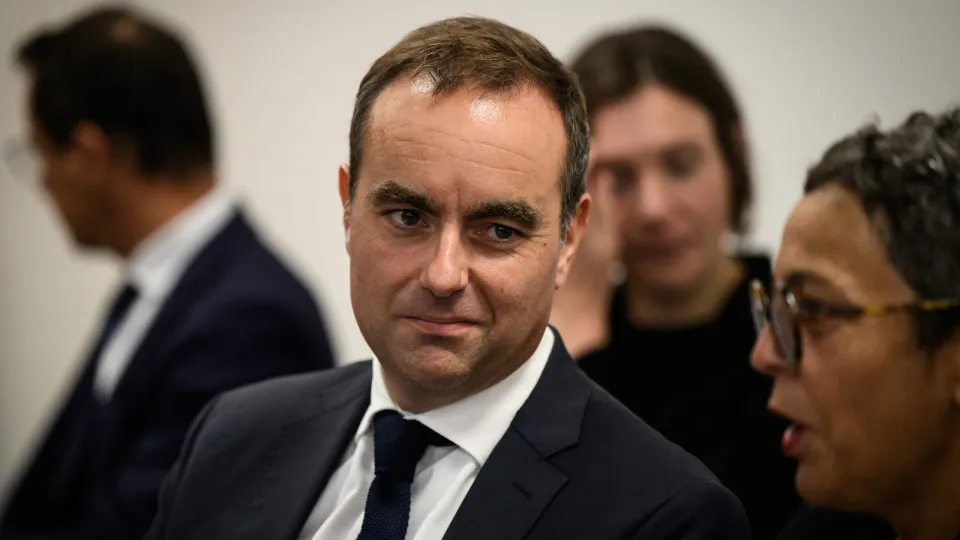 Primeiro-ministro francês limita "privilégios" de ex-chefes do Governo