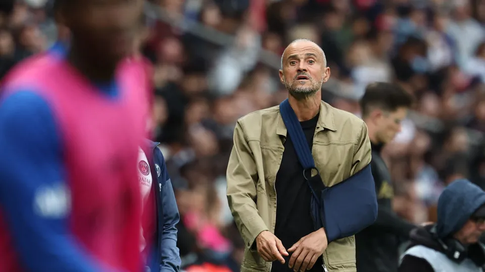 Luis Enrique fugiu do banco do PSG para a tribuna? Eis a explicação
