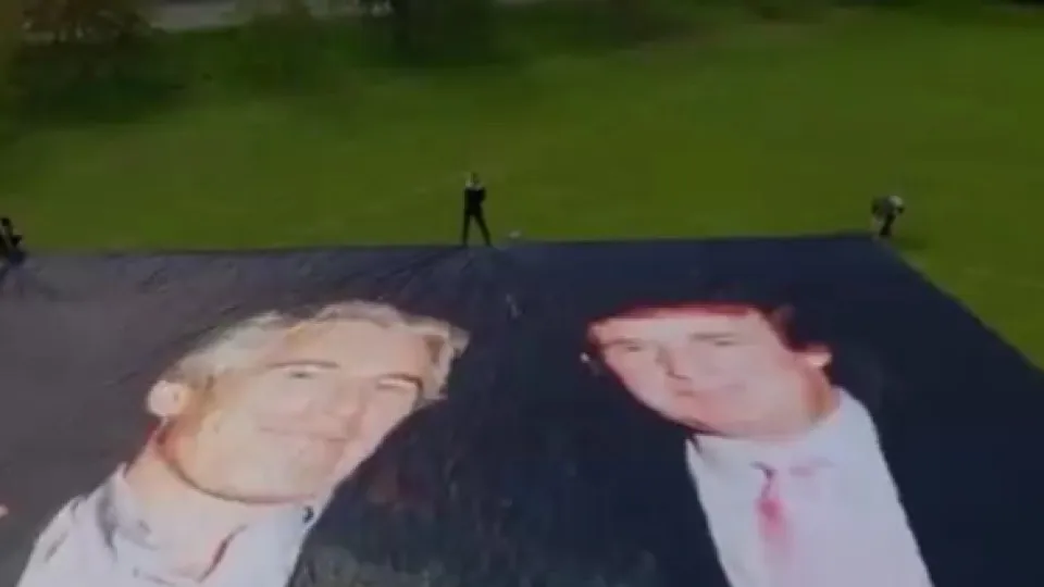 Fotografia gigante de Trump e Epstein exposta em Windsor. O vídeo
