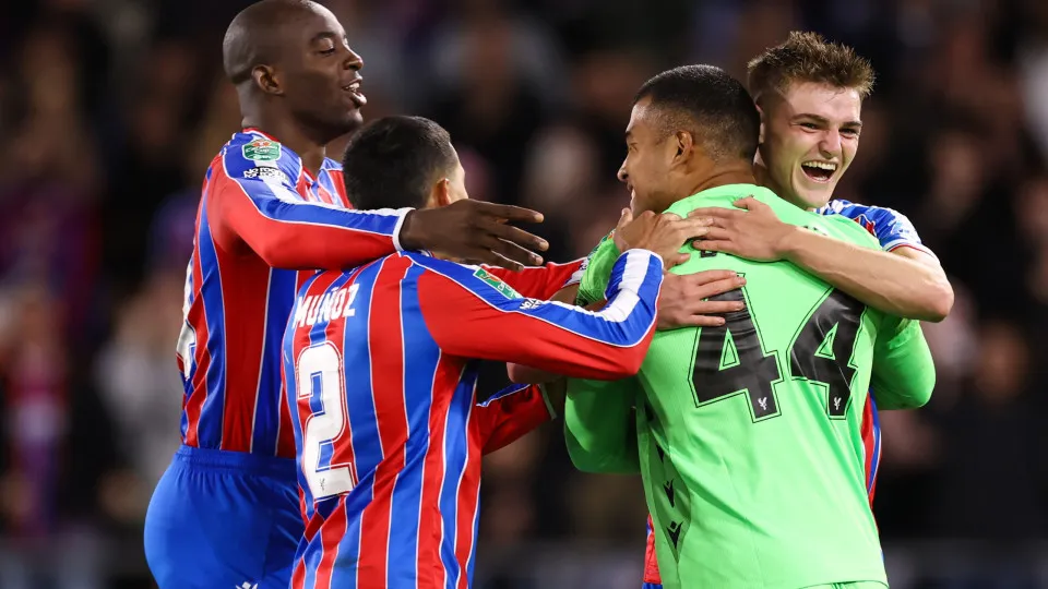 Brentford e Crystal Palace apuram-se na Taça da Liga inglesa nos penáltis