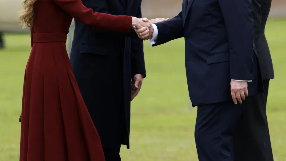 Donald Trump quebra o protocolo em visita de estado ao Reino Unido