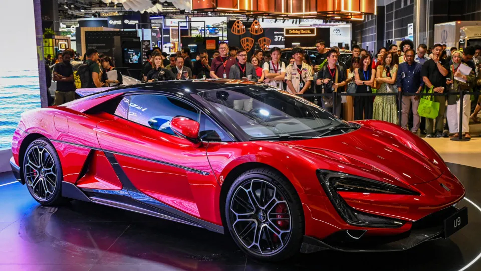 BYD lança 'teaser' de carro elétrico com 3.000 cv. Velocidade impressiona