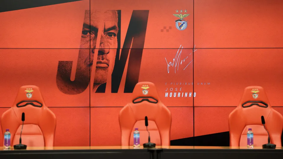 Oficial: Mourinho é o novo treinador do Benfica e tem cláusula especial