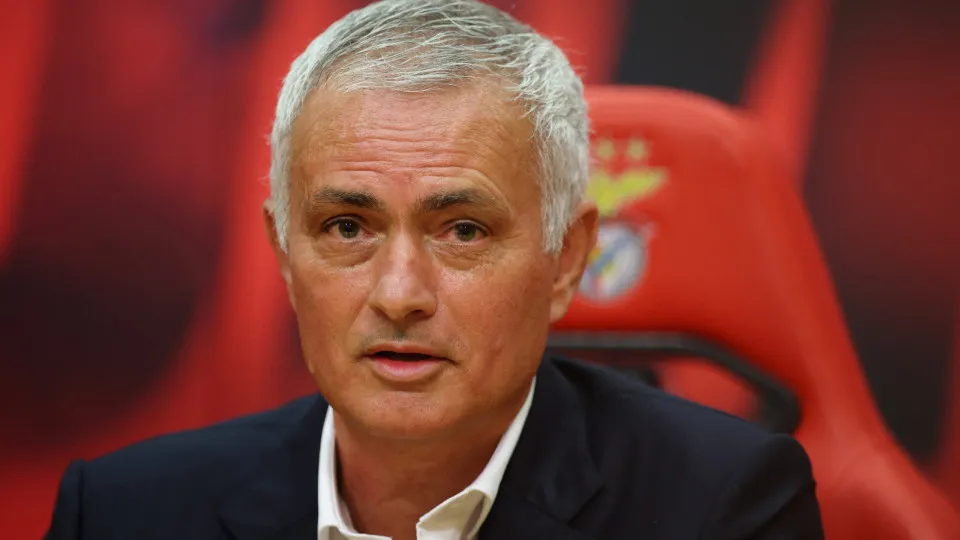 Mourinho não inventa na estreia. Os onzes do AVS-Benfica