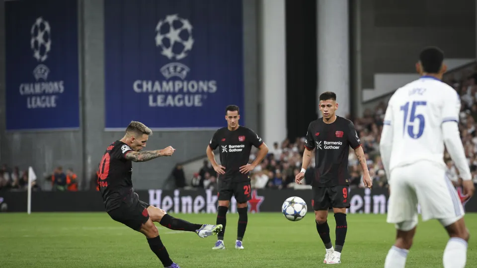 Grimaldo ajuda Leverkusen em Copenhaga. Monaco goleado pelo Brugge